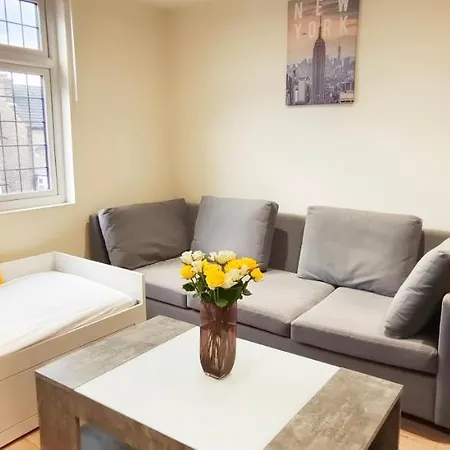 Ferienwohnung First Floor Flat 1 Northwood London Exterior foto