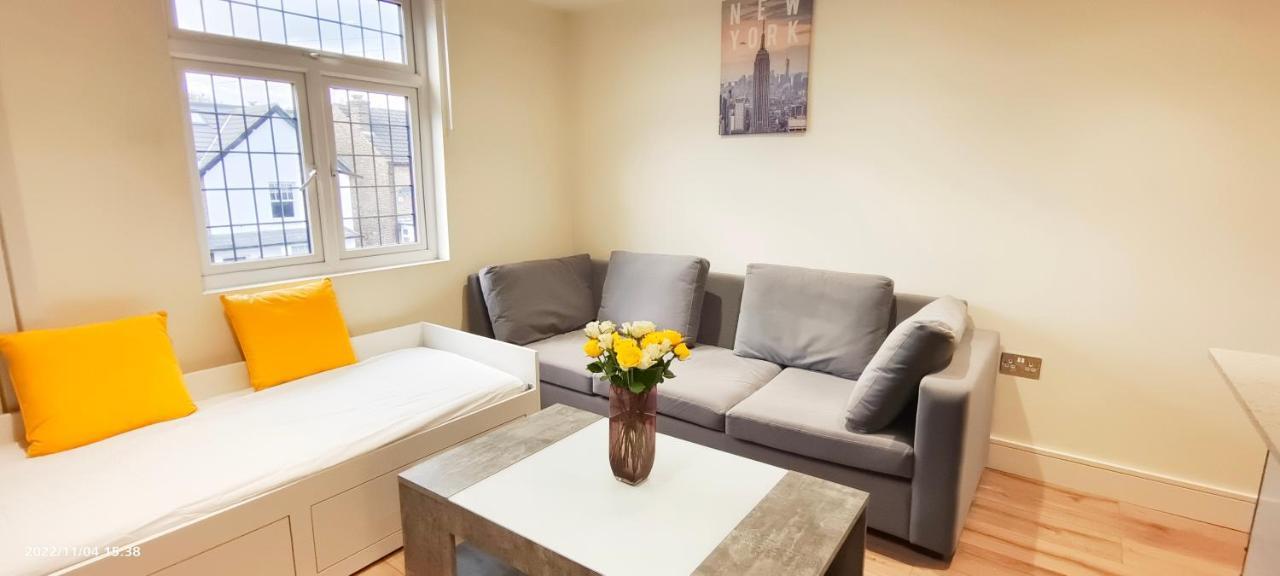 Апартаменты First Floor Flat 1 Northwood