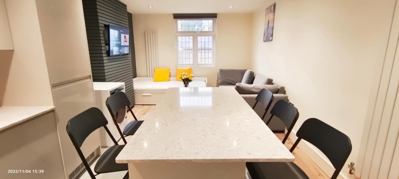 Апартаменты First Floor Flat 1 Northwood Лондон