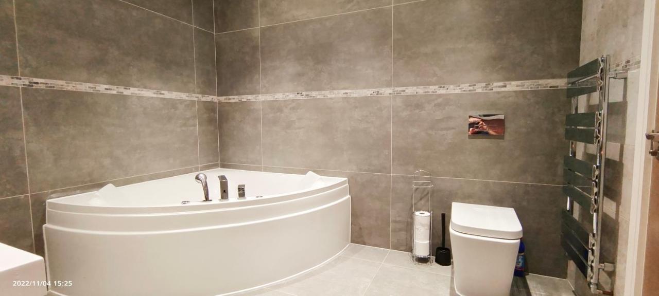 First Floor Flat 1 Northwood * Лондон